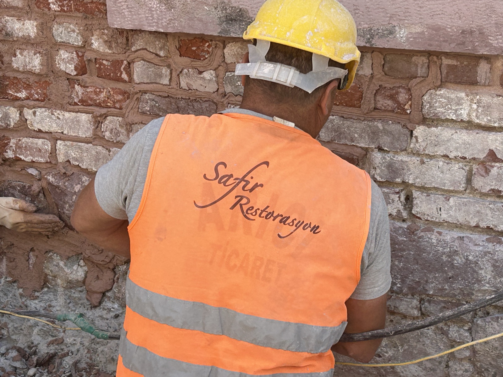 Safir Restorasyon ekibinden bir usta, tuğla duvarda çalışırken