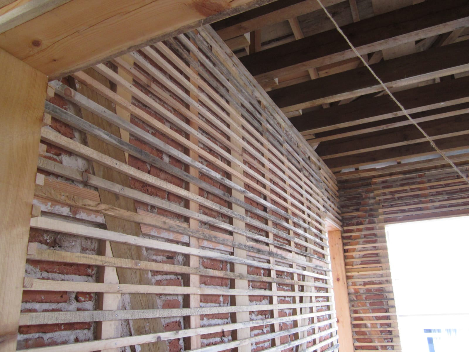 Alttan görünüş: ahşap çatı makasları ve üstlerindeki çıta düzeni