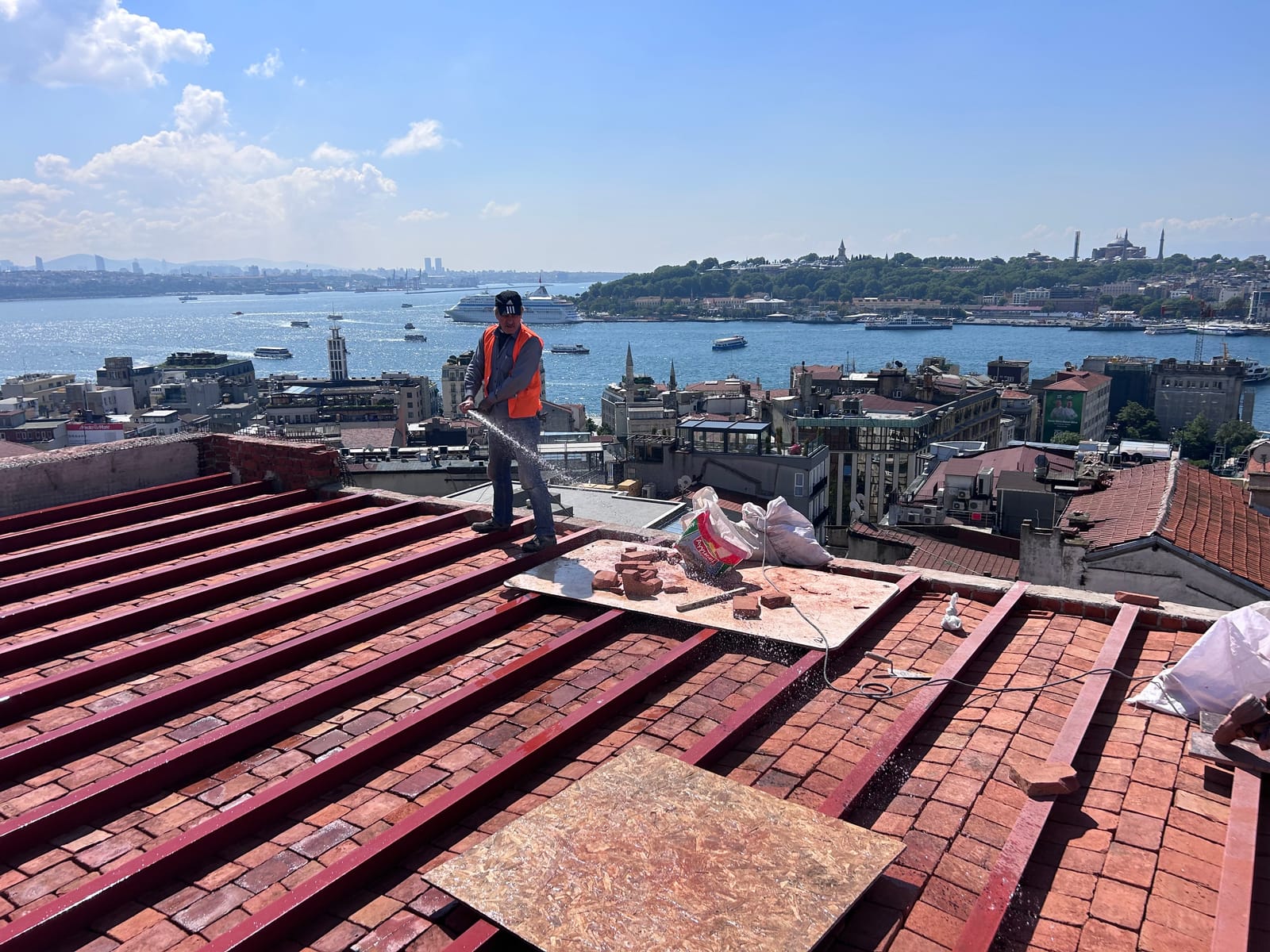 Kiremit sıraları mahyaya doğru yükselirken çekilmiş kare