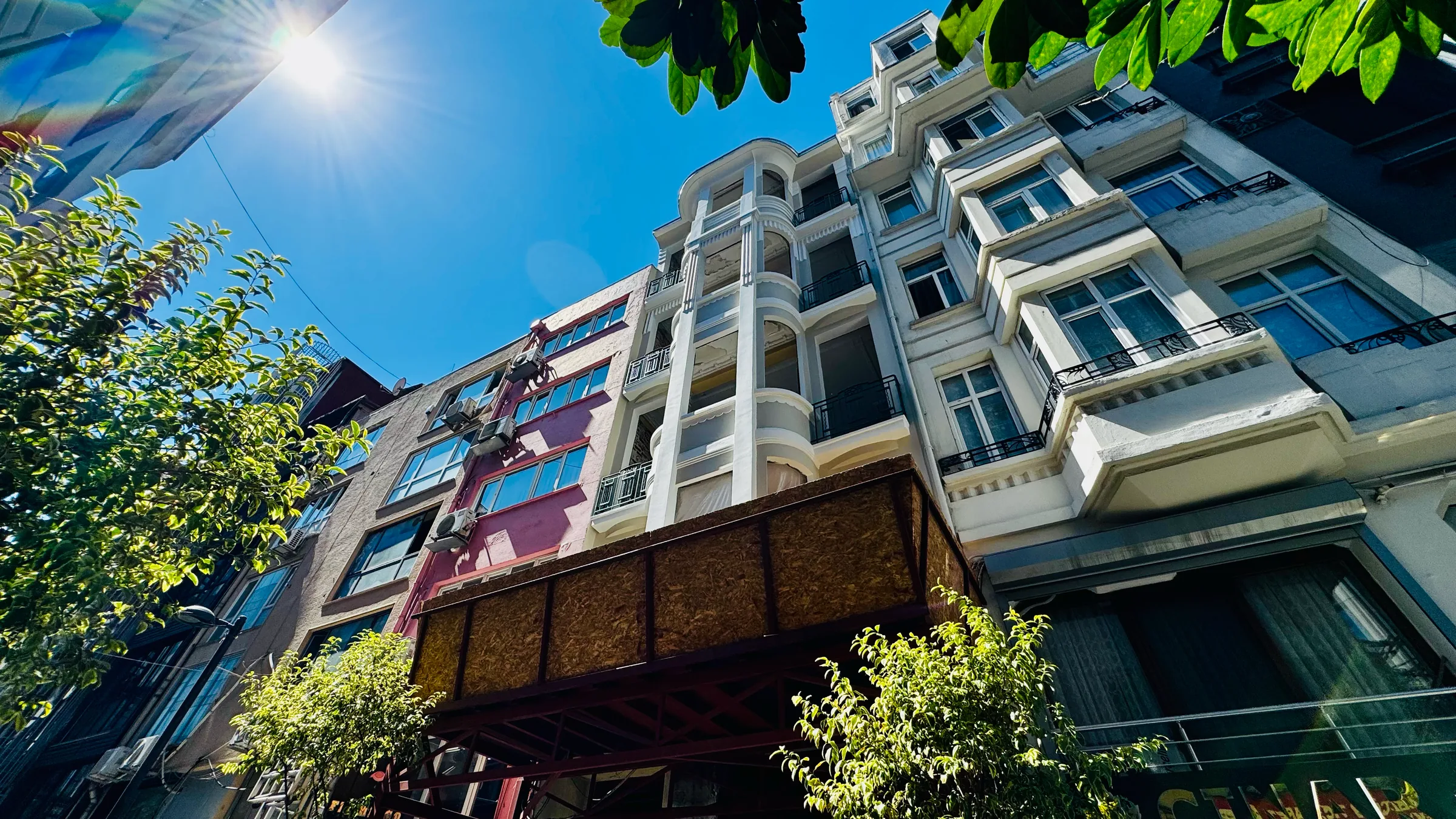 Kısmet Apartmanı'nın Saksı Sokak'tan genel görünüşü: cumbalı cephe, balkonlar ve giriş önündeki koruma tüneli
