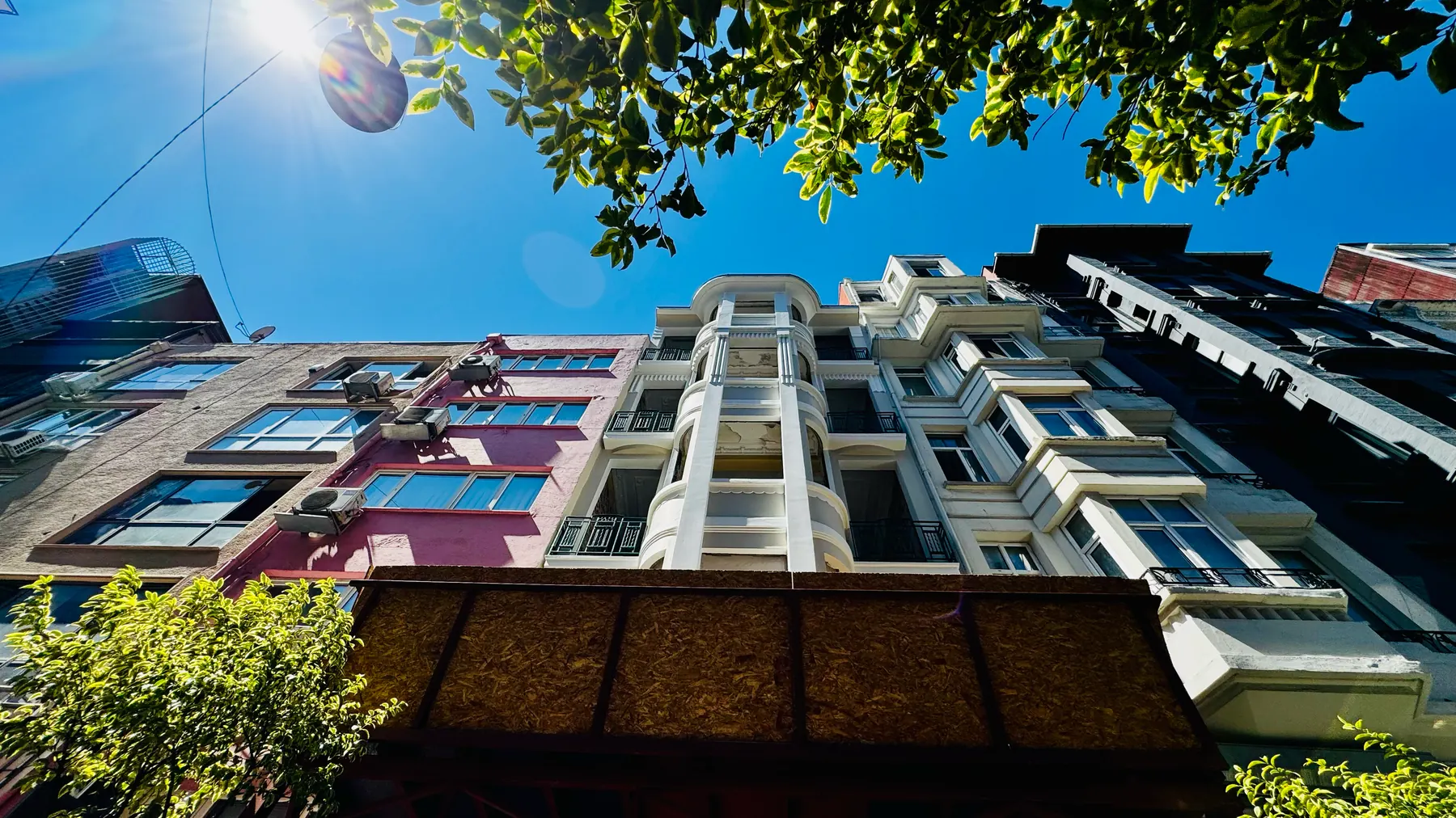 Saksı Sokak'taki cephe dizisi: Kısmet Apartmanı ve iki yanındaki yapılar