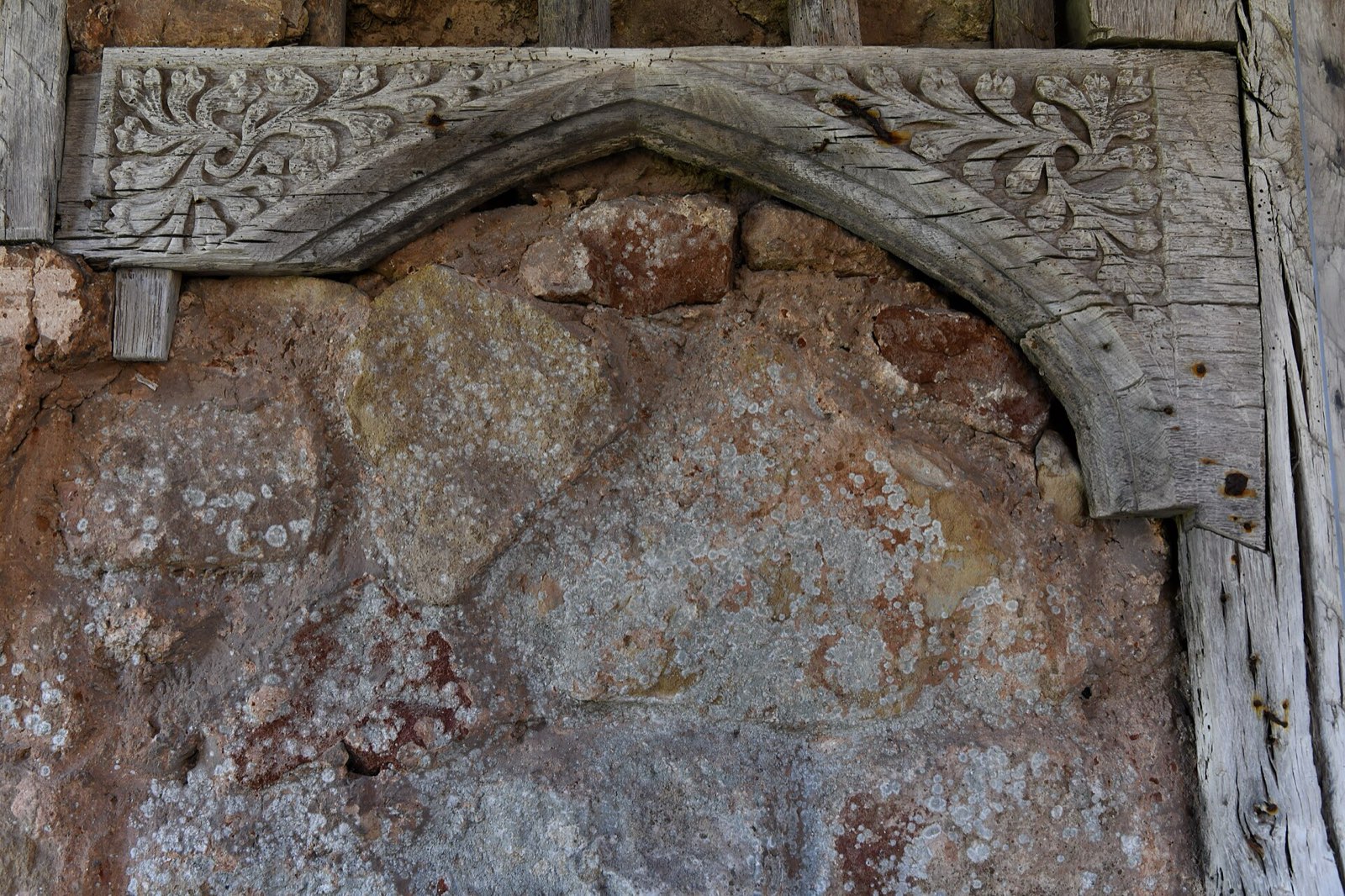 Cleeve Abbey'de ahşap bölme duvarı: oymalı ahşap kemer ve altındaki dolgu yüzey