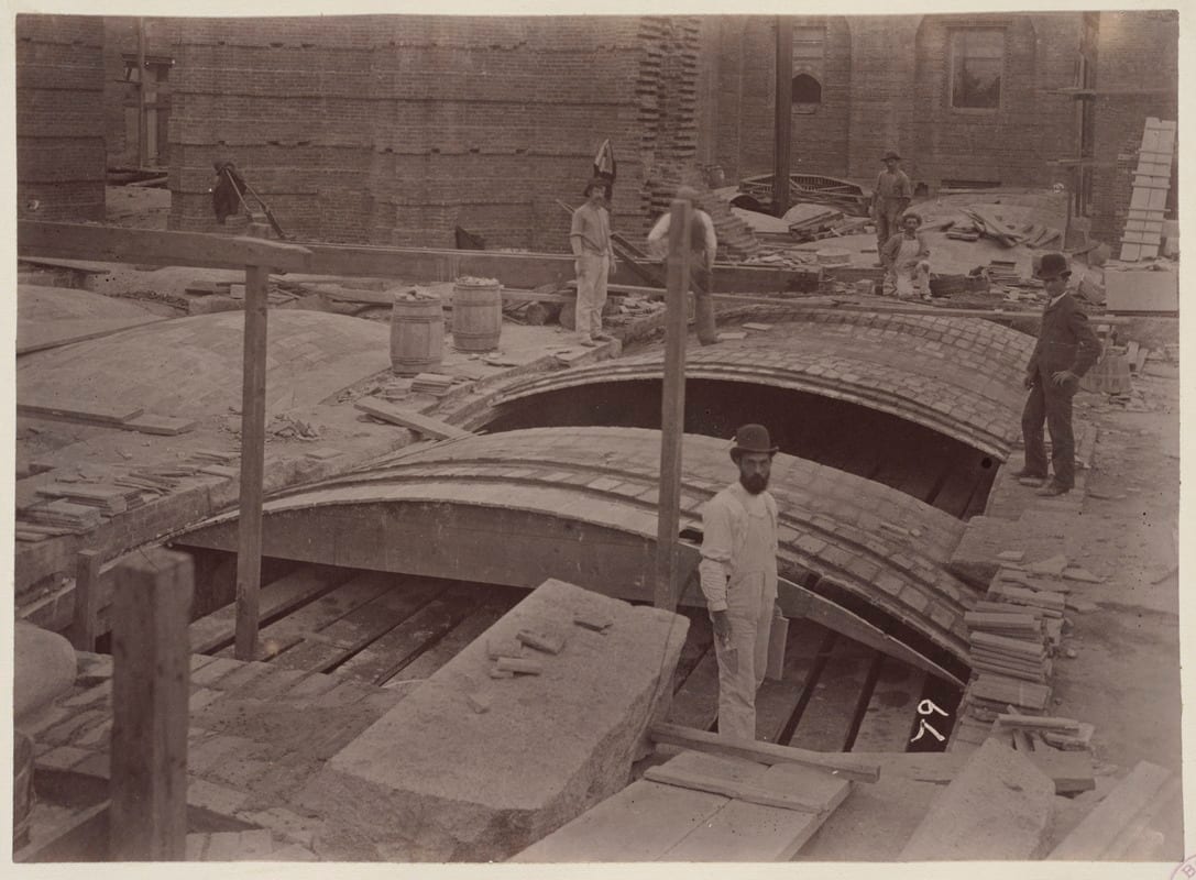 1889 tarihli inşaat fotoğrafı: Boston Halk Kütüphanesi'nin giriş holünde ahşap kalıp üstüne sıra sıra tuğla örülüyor