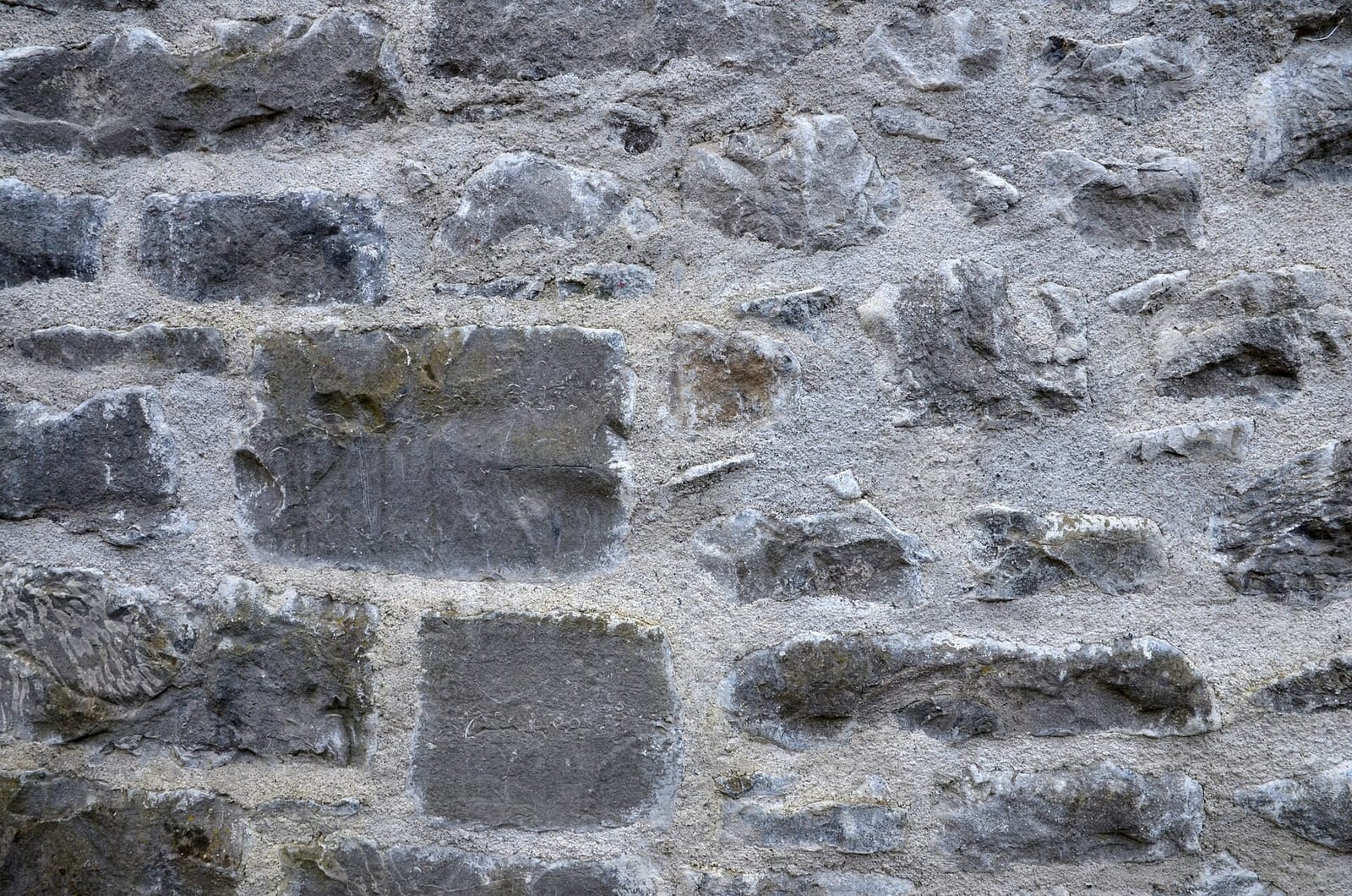 Kilkenny'de bir taş duvarın derzlerinin kireç harcıyla yeniden doldurulmuş hâli