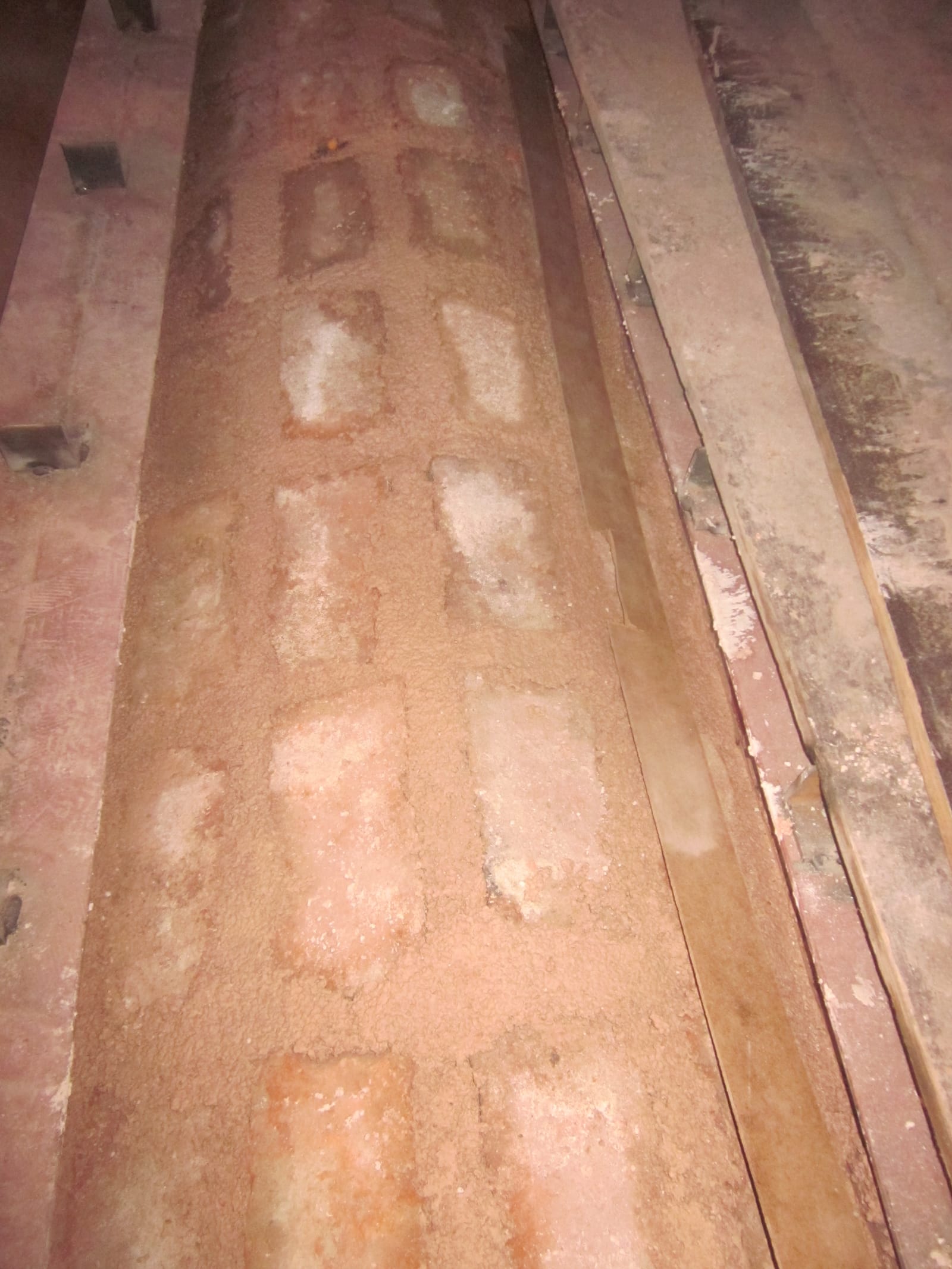 Putrelin kenarı ile üst dolgunun birleşim yerinin yakın planı